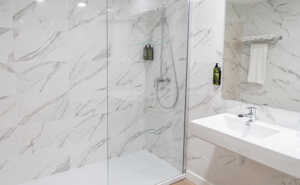 Badezimmer im Doppelzimmer mit zwei Betten im Hotel Amic Horizonte Voll ausgestattetes Badezimmer im Doppelzimmer mit zwei Betten im Hotel Amic Horizonte Amic Hotels Mallorca