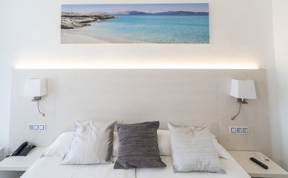 salle de bain complète dans chambre double avec deux lits à l'hôtel Amic Horizonte Amic Hotels Mallorca