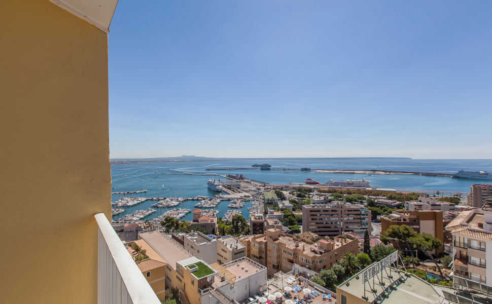 salle de bain complète dans chambre double avec vue sur la mer à l'hôtel Amic Horizonte Amic Hotels