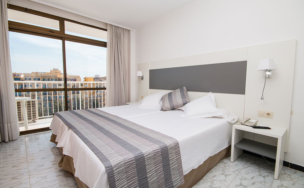 Double vue sur la piscine amic horizonte amics hotels